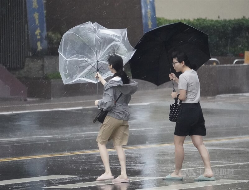 颱風凱米稍微減弱，中央氣象署預估台灣本島最快25日晚間脫離暴風圈。圖為高雄市苓雅區24日午後風雨轉強，街頭有民眾雨傘被強風吹開了花。中央社記者董俊志攝 113年7月24日