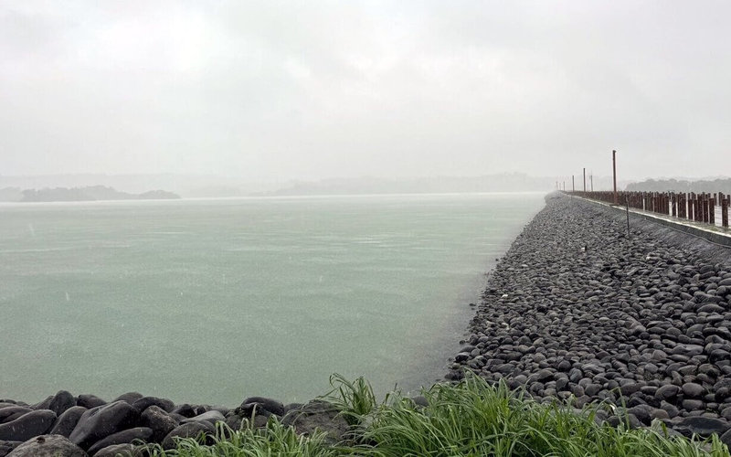 颱風凱米造成嘉義24日起風雨不斷增強，嘉義仁義水庫水位持續上升已達警戒水位，25日上午會自然溢流，溢流前，將發警報通知下游民眾離開。（台水第五區管理處提供）中央社記者黃國芳傳真 113年7月25日