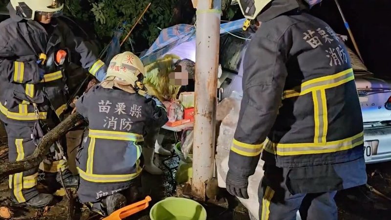 苗栗市新都街旁空地，有1名婦人平日以車為家，24日因凱米颱風吹倒路樹波及車輛，導致她一度受困，所幸附近民眾及時發現，協助報案由消防人員協助脫困。（民眾提供）中央社記者管瑞平傳真  113年7月25日