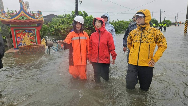 颱風凱米雖逐漸遠離，但西南氣流發威，屏東暴雨釀多處積淹水，屏東縣長周春米（前中）25日涉水視察災情。（屏東縣政府提供）中央社記者李卉婷傳真  113年7月25日