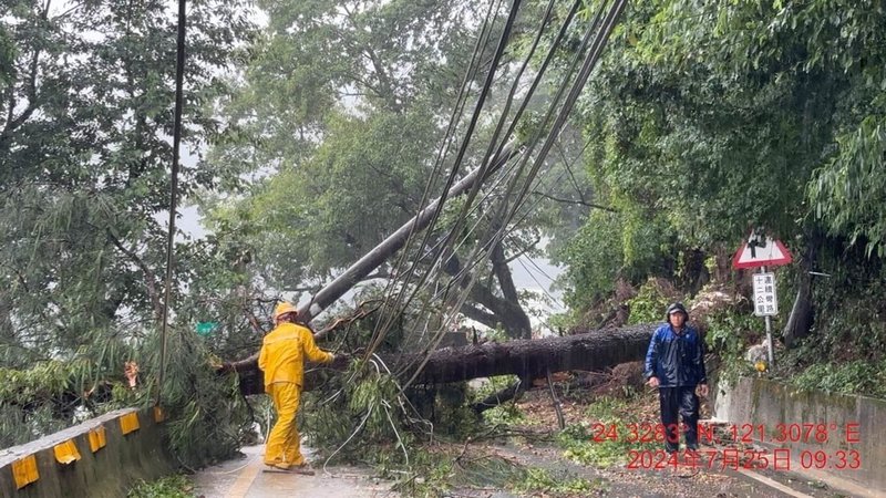 颱風凱米夾帶大量風雨,台中和平區梨山地區有大樹倒塌壓斷電線桿,造成多戶停電,發生土石泥流,谷關工務段派遣人員清理。(民眾提供)中央社記者趙麗妍傳真 113年7月25日