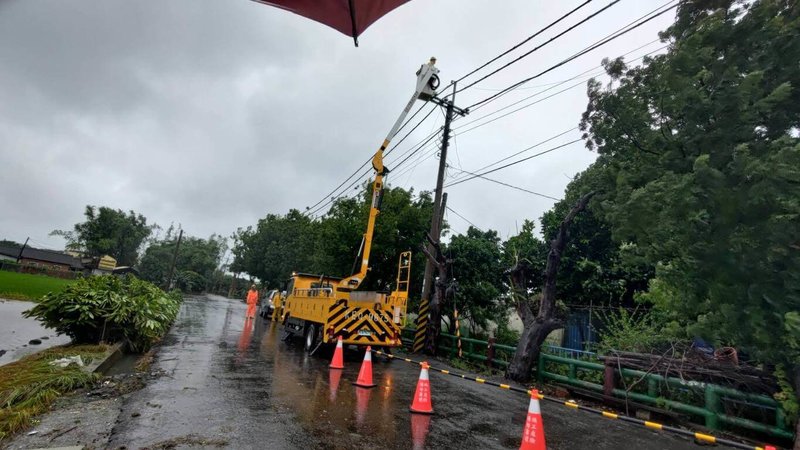 颱風凱米侵襲台灣，強風導致彰化縣彰化市、和美鎮等多處停電，截至25日上午10時，彰化仍有1300多戶停電，圖為台灣電力股份有限公司人員在二林鎮搶修。（台電彰化區營業處提供）中央社記者吳哲豪傳真 113年7月25日