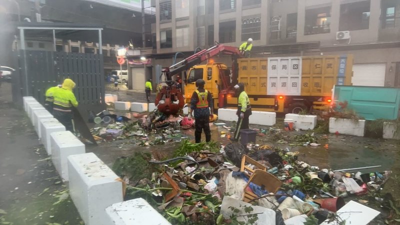 高雄市政府環保局25日下午趁颱風雨勢稍歇，總動員針對市區主要道路先行復原，但發現部分民眾將淹水垃圾棄置道路，呼籲可移到路旁安全處暫置，以免影響交通，市府將全力清除。（高市環保局提供）中央社記者洪學廣傳真  113年7月25日