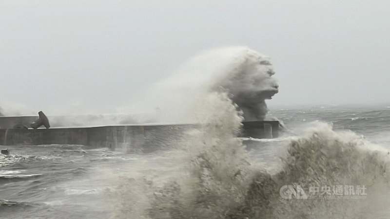 颱風凱米逐漸脫離台灣，受到環流影響台東地區25日清晨風強雨大，巨浪打在富岡漁港防波堤，激起陣陣浪花。中央社記者盧太城台東攝  113年7月25日