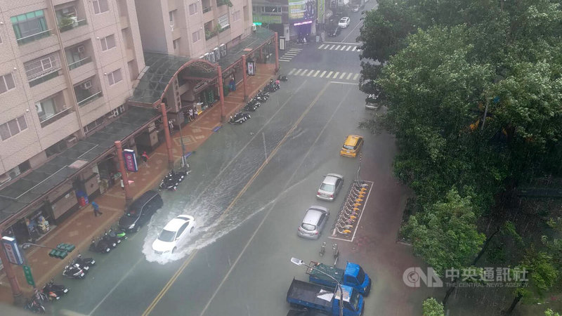 颱風凱米帶來強風豪雨，高雄市25日一度有10萬餘戶停電，市區多處淹水。圖為三民區建元路淹水情形。中央社記者蔡孟妤攝  113年7月25日