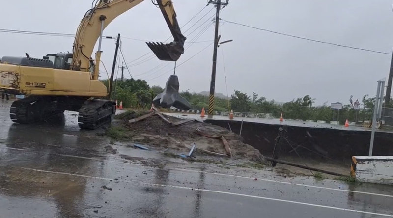 颱風凱米挾豪雨，台南、嘉義交界的八掌溪台南後壁段25日潰堤，南市府調動重機具趕往搶修，進行封堵作業。（台南市政府提供）中央社記者張榮祥台南傳真  113年7月25日