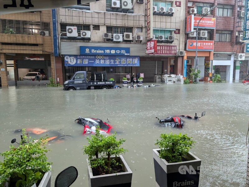 颱風凱米雨勢侵襲高雄市，三民區一帶機車滅頂、泡在水裡。中央社記者董俊志攝 113年7月25日