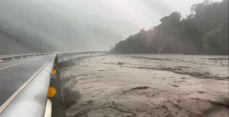 受颱風凱米影響，高雄市荖濃溪水位持續上漲，公路局南區養護工程分局考量累積雨量及橋梁水位已達封橋標準，上午7時起對台20線90K+700撒拉阿塢橋實施預警性封閉，將視實際狀況滾動檢討開放時間。（公路局南區養護工程分局甲仙工務段提供）中央社記者張已亷傳真  113年7月25日