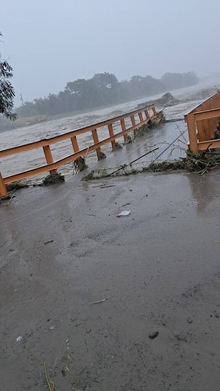 受颱風凱米影響,南投縣25日降下大雨,竹山鎮東埔蚋溪鋼便橋遭溪水沖毀。(民眾提供)中央社記者吳哲豪傳真 113年7月25日