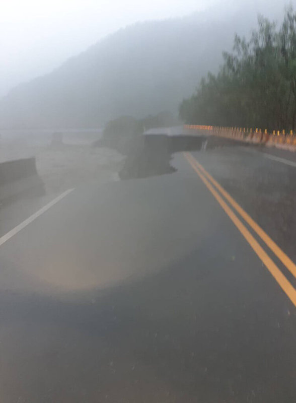 受颱風凱米影響,高雄市山區豪雨,那瑪夏區錫安山台29臨11線4k+150坍方,路段道路嚴重掏空,無法通行,25日實施預警性封閉。(高雄市政府警察局六龜分局提供)中央社記者張已亷傳真 113年7月25日