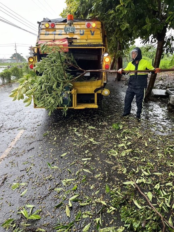 颱風凱米來襲，高雄24日晚間起風強雨大，市區道路有多處積水、路樹斷枝，為確保市民行車安全，環保局緊急加派人力進行洩水孔阻塞物清除、側溝清疏、掀蓋加速排水等應變作為。（高雄市環保局提供）中央社記者洪學廣傳真  113年7月25日