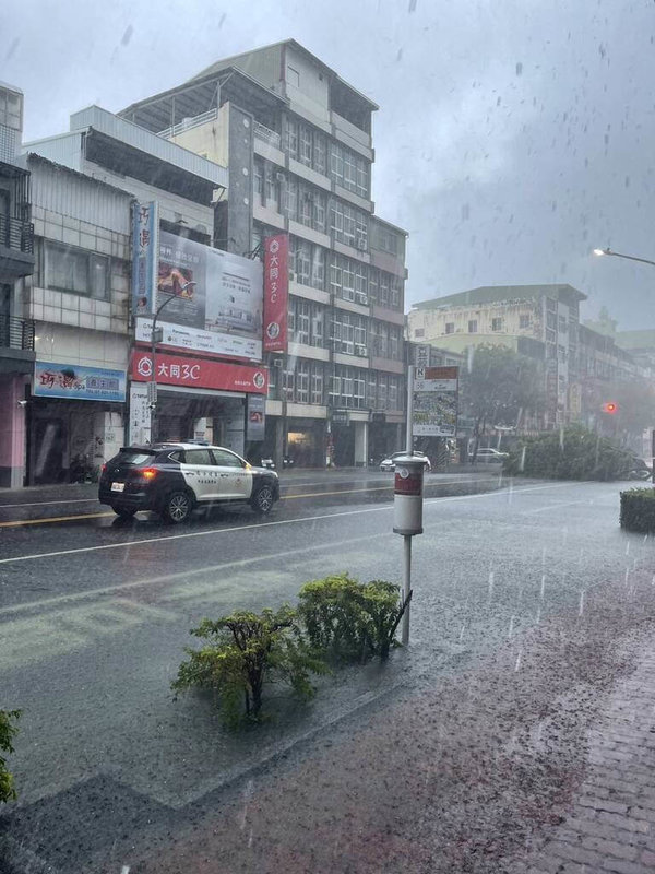 颱風凱米帶來強風豪雨,高雄市政府警察局鹽埕分局指出,25日上午接獲報案指五福四路有路樹倒塌,已派員到場協助交管清運。(讀者提供)中央社記者洪學廣傳真 113年7月25日