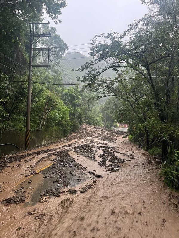 南投縣仁愛鄉山區25日降下大雨，奧萬大國家森林遊樂區聯外道路出現土石流及落石坍方，考量遊客安全，遊樂區也休園，實際開放日期將另行公告。（南投分署提供）中央社記者吳哲豪傳真  113年7月25日