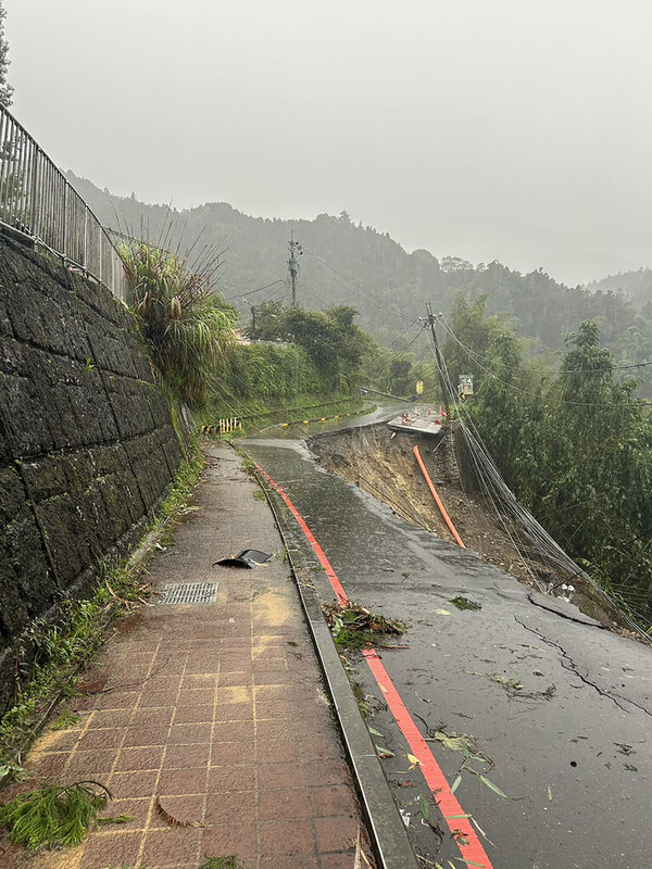 颱風凱米帶來強風豪雨，南投縣多處土石崩落也造成電力供應受影響，台電南投區營業處在配合道路主管機關清理障礙物後將逐段搶修，盼儘速恢復供電。（台電提供）中央社記者鄭維真傳真  113年7月25日