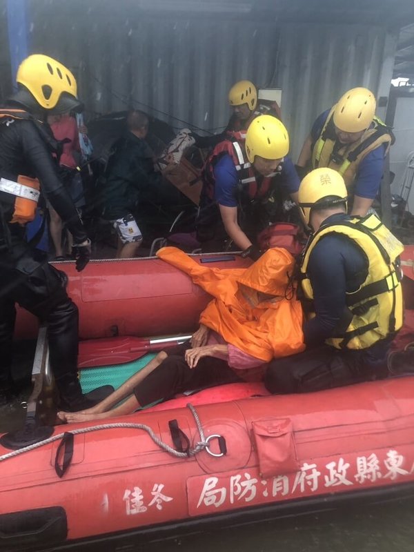 受颱風凱米影響,屏東降下大雨,造成多處淹水,消防局陸續獲報受困案件。圖為救難隊員以橡皮艇救出佳冬鄉的受困民眾。(屏東消防局提供)中央社記者李卉婷傳真 113年7月25日