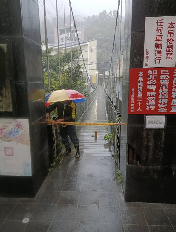 受颱風凱米帶來大雨影響，南投廬山塔羅灣溪暴漲，廬山吊橋以下的兩側河岸被洪水吞沒，塔羅灣溪水位也逼近廬山吊橋及下游的鋼便橋，仁愛鄉公所25日上午緊急派人拉起封鎖線，禁止人員通行。（仁愛鄉公所提供）中央社記者吳哲豪傳真  113年7月25日