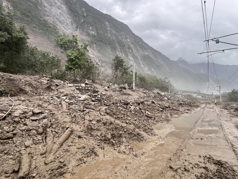 受颱風凱米影響，花蓮往台北方向鐵公路因土石流中斷，台鐵北迴線（和仁=崇德間）有多處落石坍方，持續清除中。（交通部提供）中央社記者張祈傳真  113年7月26日