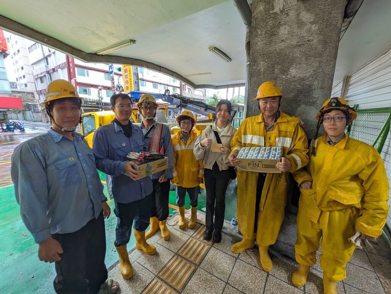 颱風凱米過境，台中地區仍有近2千戶停電待修，一名女子（右3）26日下午冒著風雨、抱著2箱飲料和巧克力到台電台中區營業處，向第一線搶修人員表達感謝。（台電公司提供）中央社記者蘇木春傳真  113年7月26日