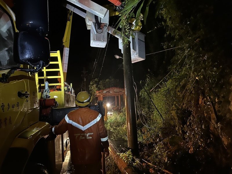 台灣電力公司台中區營業處表示，颱風凱米來襲造成台中地區曾停電戶數累計達5.1萬戶，統計至26日上午9時仍有4219戶停電，台電人員持續搶修。（台電公司提供）中央社記者蘇木春傳真 113年7月26日