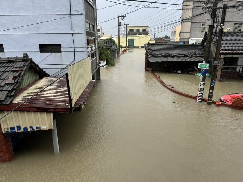 颱風凱米帶來豪雨，導致雲林縣多處淹水，大埤鄉西鎮村26日仍水淹及腰，對外道路全部中斷。（民眾提供）中央社記者蔡智明傳真  113年7月26日