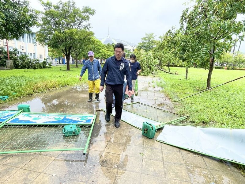 颱風凱米重創高雄，高雄市至少有52所學校有災情，高市教育局長吳立森（前）26日勘查校園災情，初估校園災損金額達新台幣388萬元。（高雄市教育局提供）中央社記者林巧璉傳真  113年7月26日