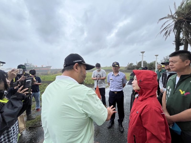 颱風凱米造成3艘貨輪擱淺屏東海岸，屏東縣長周春米（前右，紅衣）26日視察擱淺在東港外海的喀麥隆籍貨輪GINAN，目前雖無油污洩漏情形，縣府環保局仍備妥攔油索、吸油棉等設備，可於第一時間應變。（屏東縣政府提供）中央社記者李卉婷傳真  113年7月26日