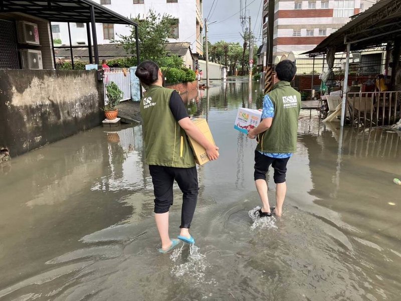 颱風凱米引來致災豪雨，基督教芥菜種會社工和社區助人志工團隊迅速動員到各地案家關懷訪視，並發放急難救助金和生活物資，陪伴災民挺過艱困時期。（基督教芥菜種會提供）中央社記者吳欣紜傳真  113年7月26日