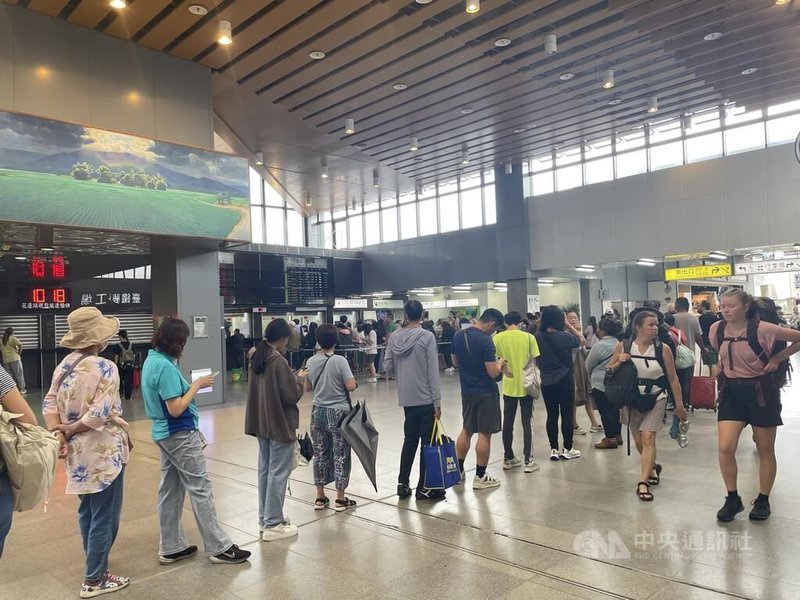 颱風凱米影響,花蓮往北方向鐵公路不通,只能南下往高雄,花蓮火車站26日上午排滿南下購票人潮,台鐵說,這3天南下車班幾乎滿座,將研議增開班次疏運。中央社記者張祈攝 113年7月26日