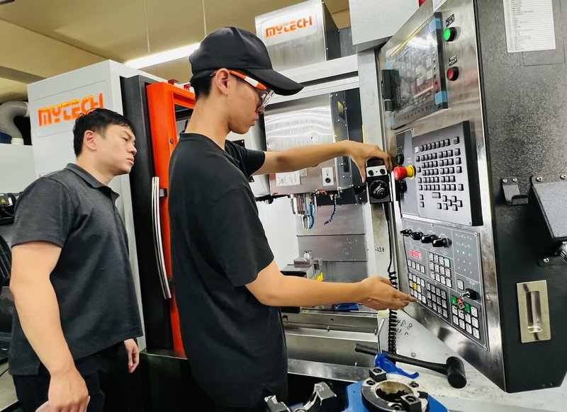 第54屆全國技能競賽日前順利落幕,新北高工模具科學生林港熹(右)榮獲模具職種金牌,他說,未來期望為職涯發展奠定厚實基礎,並回饋母校奉獻所學。圖為林港熹平日練習情形。(新北市教育局提供)中央社記者黃旭昇新北市傳真 113年7月26日