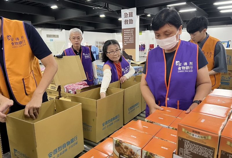 颱風凱米侵襲台灣，造成多處縣市災情，安得烈慈善協會26日表示，第一時間掌握地災情狀況和需要，包裝安心食物箱，將送往宜蘭、桃園、花蓮等山區受災民眾。（安得烈慈善協會提供）中央社記者黃旭昇新北傳真  113年7月26日