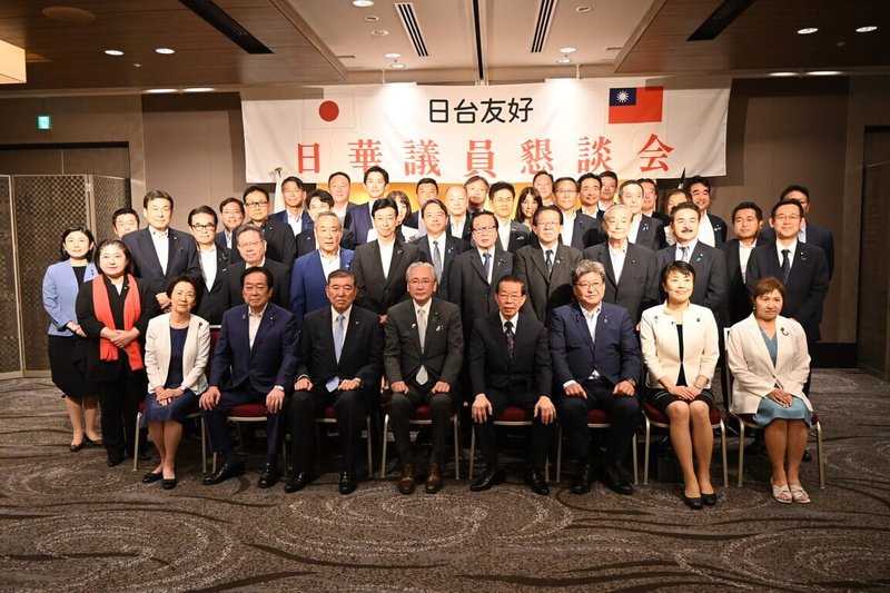 駐日代表謝長廷（前排右4）將卸任返國，日本國會跨黨派友台團體「日華議員懇談會」會長古屋圭司（前排左4）25日在東京舉辦感謝會，感謝謝長廷8年為解決台日之間諸多課題盡心盡力。（駐日代表處提供）中央社記者楊明珠東京傳真  113年7月26日