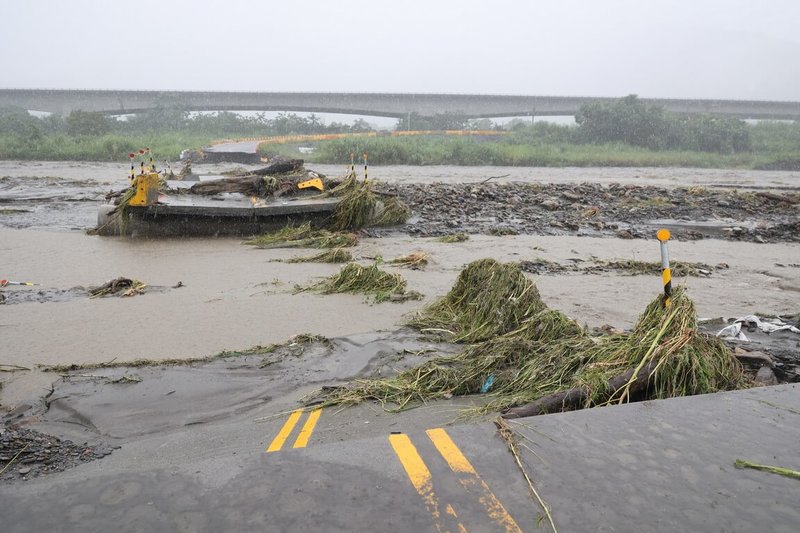 颱風凱米帶來強風豪雨，南投縣埔里鎮守城橋便橋遭沖毀，南投縣政府將籌措經費重建，方便民眾出入。（南投縣政府提供）中央社記者鄭維真傳真 113年7月26日