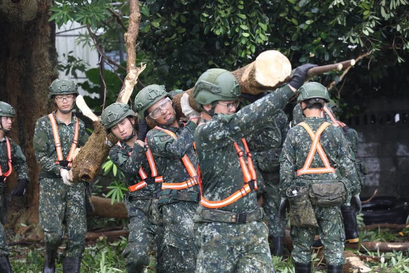 陸軍花防部26日派遣官兵協助花蓮縣16所國中、小學的樹木斷枝清運等各項環境復原工作。（陸軍花防部提供）中央社記者吳書緯傳真 113年7月26日