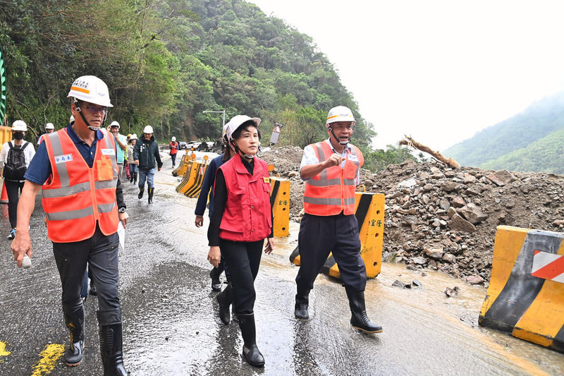 颱風凱米造成蘇花公路多處嚴重土石崩塌，行政院副院長鄭麗君（前中）26日前往蘇花公路新澳隧道北口勘災，她表示，行政院會全力支持經費，請公路局不用擔心。（行政院提供）中央社記者王朝鈺傳真 113年7月26日