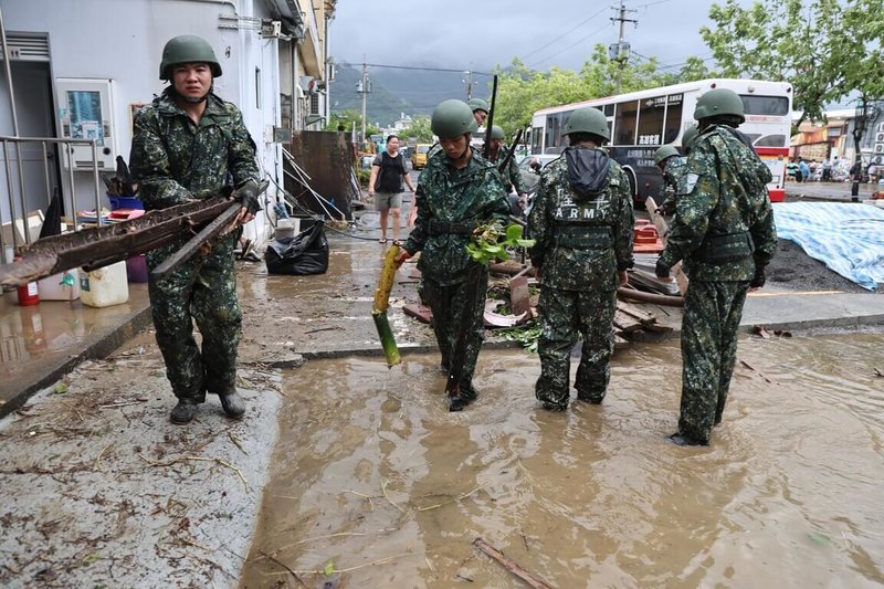 資通三大隊協助高雄市美濃區道路廢棄物清理。（國軍第四作戰區提供）中央社記者吳書緯傳真 113年7月26日