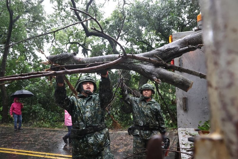 國軍第五作戰區官兵至南投縣集集鎮，清除大型斷枝，恢復市容。（第五作戰區提供）中央社記者吳書緯傳真  113年7月26日