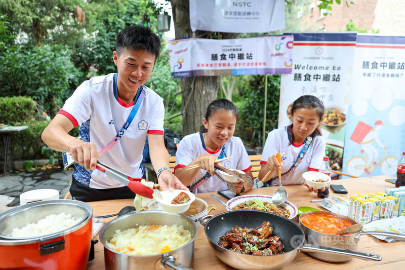 台灣健兒拚戰巴黎奧運中繼站膳食公寓照顧選手「台灣胃」，26日射箭排名賽開跑，膳食公寓備餐有驚喜，小籠包首度亮相，讓射箭女子好手雷千瑩（左1）直呼：「太感動。」中央社記者王騰毅巴黎攝  113年7月26日