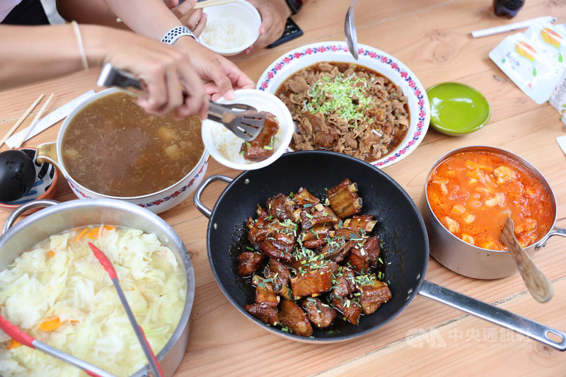 巴黎奧運台灣中繼站膳食公寓廚師準備豐富的家鄉味美食，讓選手在奧運比賽期間也能吃到熟悉的味道，目前最受歡迎的菜色是牛、豬丼和排骨酥湯。中央社記者王騰毅巴黎攝  113年7月26日