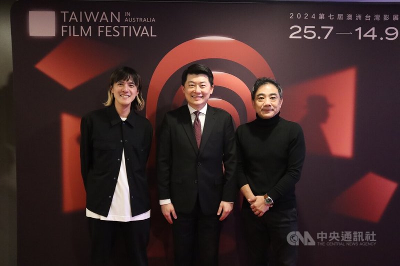 第7屆「澳洲台灣影展」為澳洲的一大台灣文化盛事,澳洲台灣影展總監吳耀祖(左)、駐雪梨辦事處處長吳正偉(中),與電影「老狐狸」導演蕭雅全(右)合影。圖攝於113年7月25日。中央社記者楊淳卉雪梨攝 113年7月26日