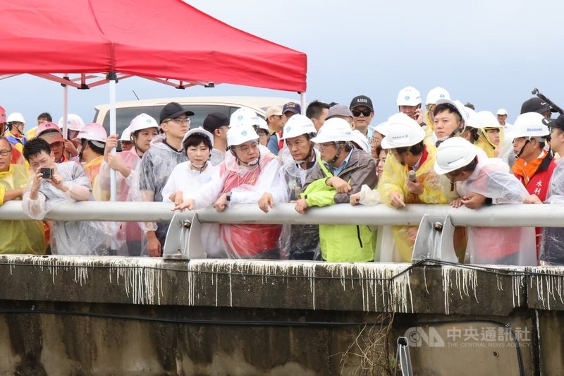 颱風凱米過境期間，台南市後壁區八掌溪水暴漲衝擊堤岸，造成缺口溢堤，行政院長卓榮泰（前右5）26日前往勘災並表示，水利將列為最優先工作。中央社記者張榮祥台南攝  113年7月26日