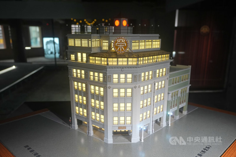 台灣第一座現代化百貨公司「菊元百貨」,見證了台北市的都市發展和商業繁榮,更承載了許多老一輩市民朋友的共同記憶,國泰建設與民間團體在菊元百貨舊址2樓空間舉辦「守護城中 再現菊元」特展,並陳設菊元百貨的建築模型。中央社記者徐肇昌攝 113年7月26日