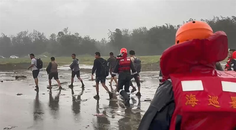 颱風凱米風雨強勁，截至26日造成9起海事案件；海洋委員會表示，擱淺在台南黃金海岸岸際SOPFIA貨輪船上9名緬甸籍船員26日上午7時許，已被岸巡隊人員接引下船，帶往安置。（海洋委員會提供）中央社記者張已亷傳真 113年7月26日