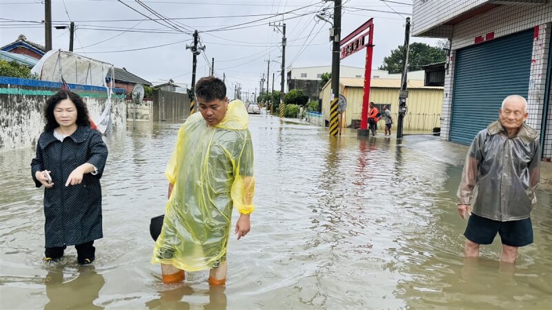 受颱風凱米外圍環流及西南風影響，南彰化地區多處積淹水，彰化芳苑文津村水淹到小腿高度。（芳苑鄉公所提供）中央社記者鄭維真傳真 113年7月26日