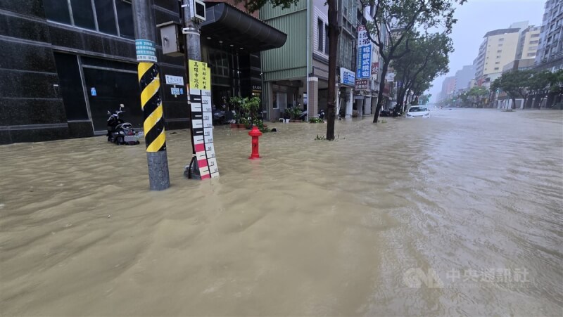 高雄市25日愛河水位暴漲宣洩不及，鹽埕區七賢三路積淹水，路旁的汽機車都泡在水中。中央社記者董俊志攝 113年7月25日