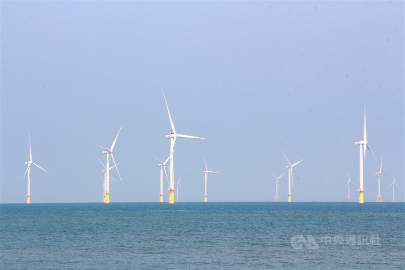 台灣首座離岸風電示範風場「海洋風電」位於苗栗竹南龍鳳漁港外海約2至6公里處，共有22支風機。（中央社檔案照片）