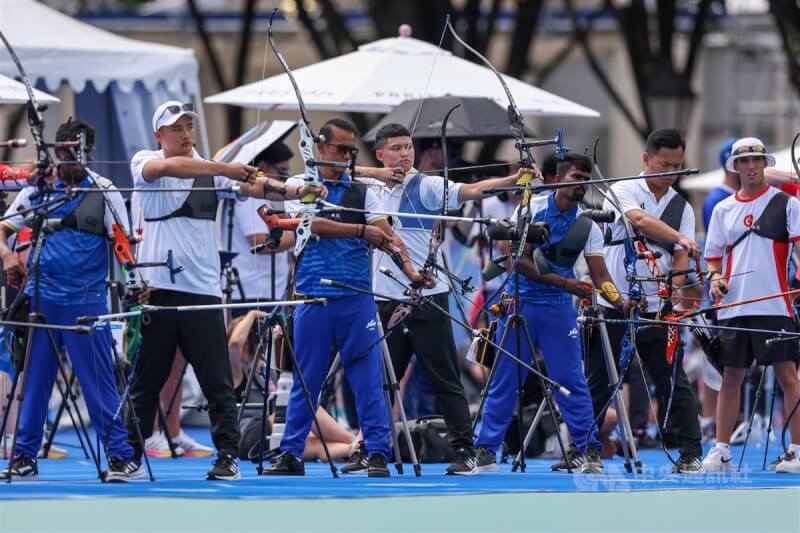 2024巴黎奧運男子射箭排名賽在當地時間25日下午展開，台灣好手湯智鈞（左4）、林子翔（左2）、戴宇軒（右2）以合計1992分位列男團第5。中央社記者吳家昇攝 113年7月25日