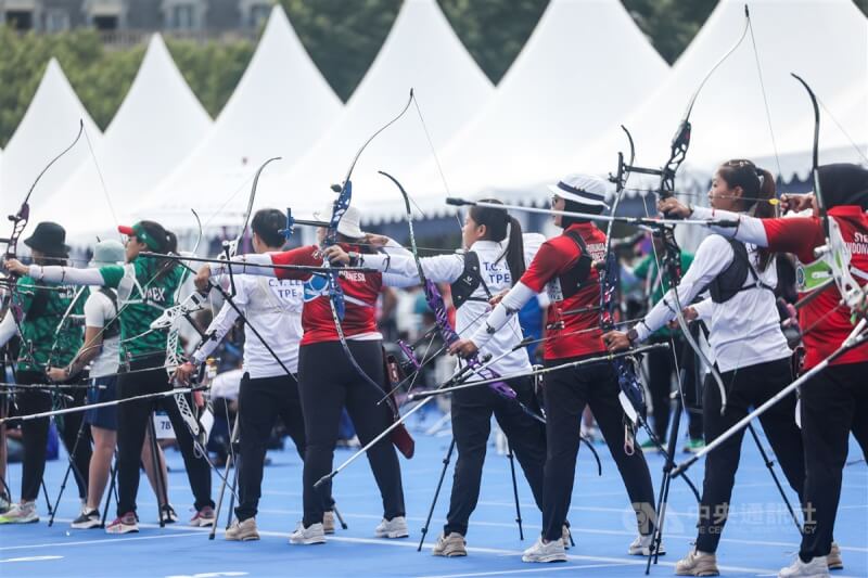 2024巴黎奧運女子射箭排名資格賽於法國時間25日展開,台灣射箭女子代表隊(白色上衣者)3人最終以總分1926分在團體排名第9名。圖為3人出賽情形。中央社記者吳家昇巴黎攝 113年7月25日