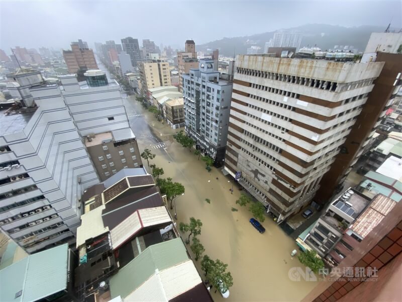 高雄市25日風勢、雨勢不斷，因愛河水位暴漲外溢，導致鹽埕區七賢三路成黃河一片。中央社記者董俊志攝 113年7月25日