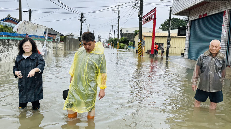 受颱風凱米外圍環流及西南風影響,南彰化地區多處積淹水,彰化芳苑文津村水淹到小腿高度。(芳苑鄉公所提供)中央社記者鄭維真傳真 113年7月26日