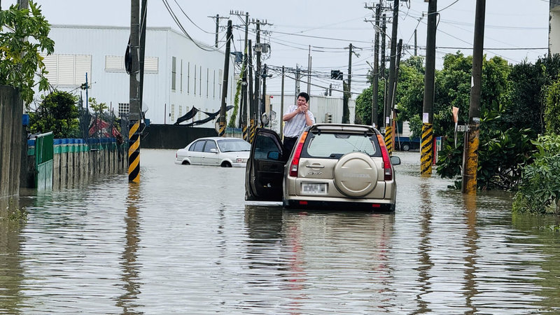 受颱風凱米外圍環流及西南風影響,南彰化地區多處積淹水,彰化芳苑文津村有車輛卡在水中動彈不得。(芳苑鄉公所提供)中央社記者鄭維真傳真 113年7月26日
